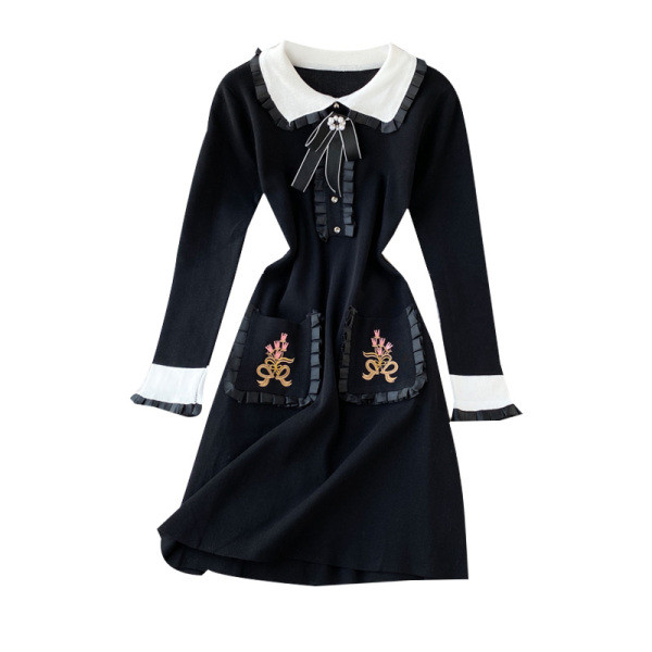 Modern női kötött ruha hosszú ujjal és zsebekkel fekete színben