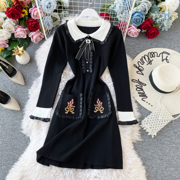 Modern női kötött ruha hosszú ujjal és zsebekkel fekete színben