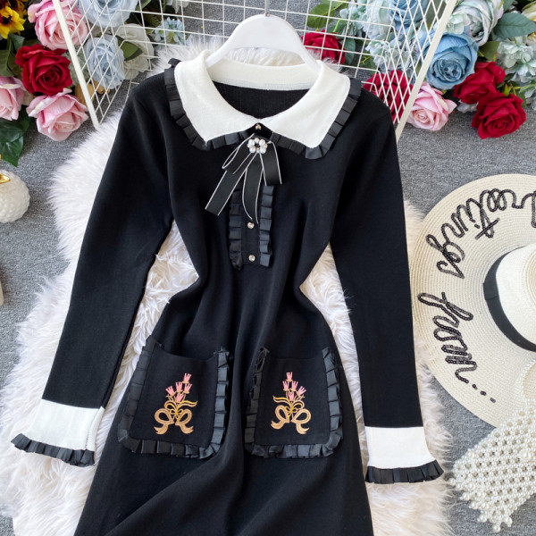 Modern női kötött ruha hosszú ujjal és zsebekkel fekete színben