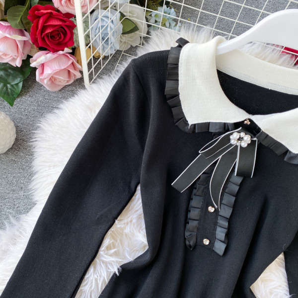 Modern női kötött ruha hosszú ujjal és zsebekkel fekete színben