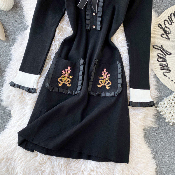 Modern női kötött ruha hosszú ujjal és zsebekkel fekete színben