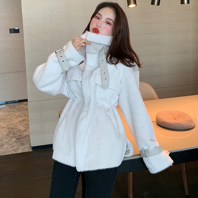 Női testhezálló pehelykabát bőr elemekkel, fekete-fehér színben