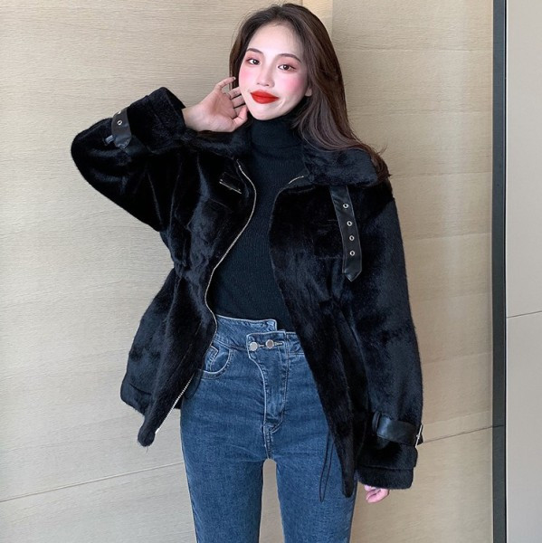 Női testhezálló pehelykabát bőr elemekkel, fekete-fehér színben