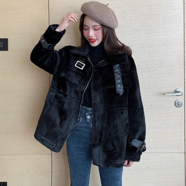 Női testhezálló pehelykabát bőr elemekkel, fekete-fehér színben