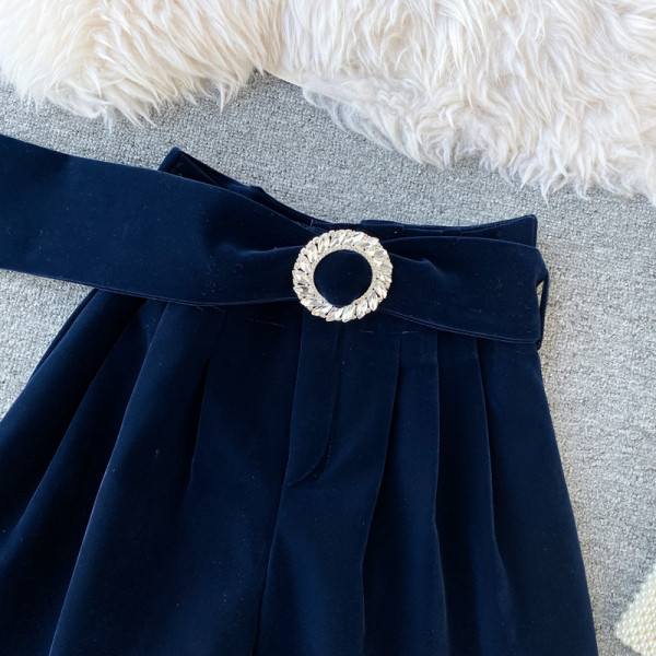 Női bársony rövidnadrág övvel és magas derékkal, fekete és kék színben