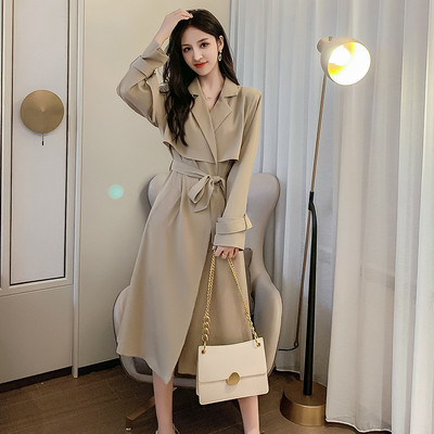 Stílusos női kabát spitz nyakkivágással és derékövvel bézs és fekete színben