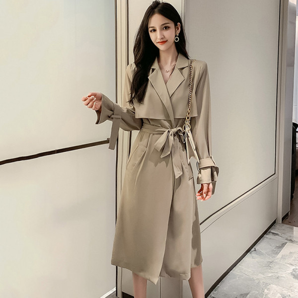 Stílusos női kabát spitz nyakkivágással és derékövvel bézs és fekete színben