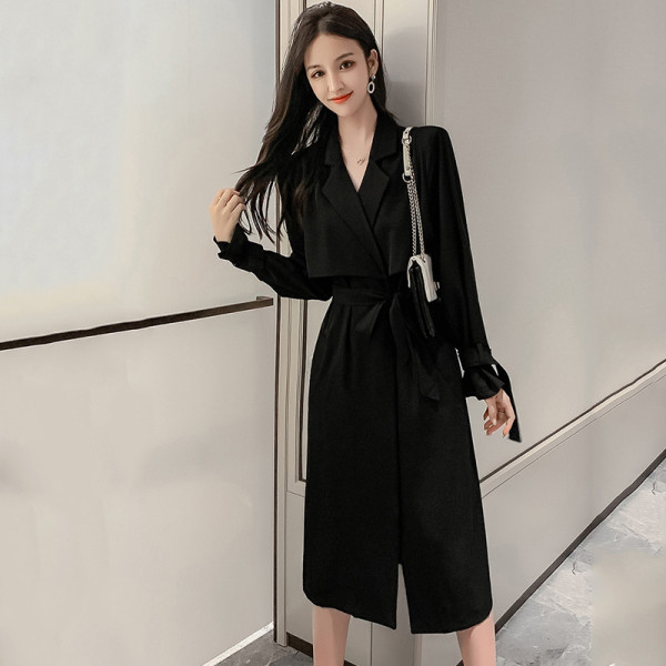 Stílusos női kabát spitz nyakkivágással és derékövvel bézs és fekete színben