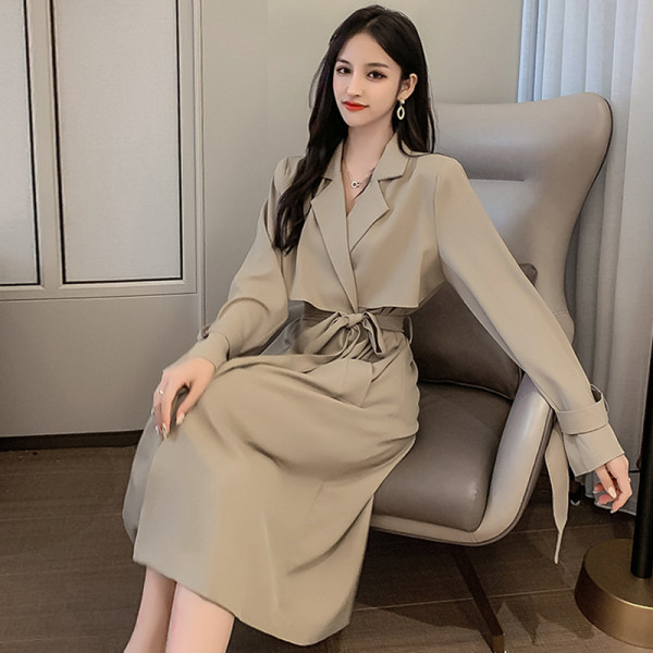 Stílusos női kabát spitz nyakkivágással és derékövvel bézs és fekete színben