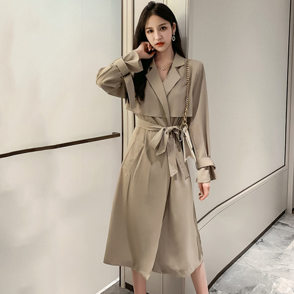 Stílusos női kabát spitz nyakkivágással és derékövvel bézs és fekete színben