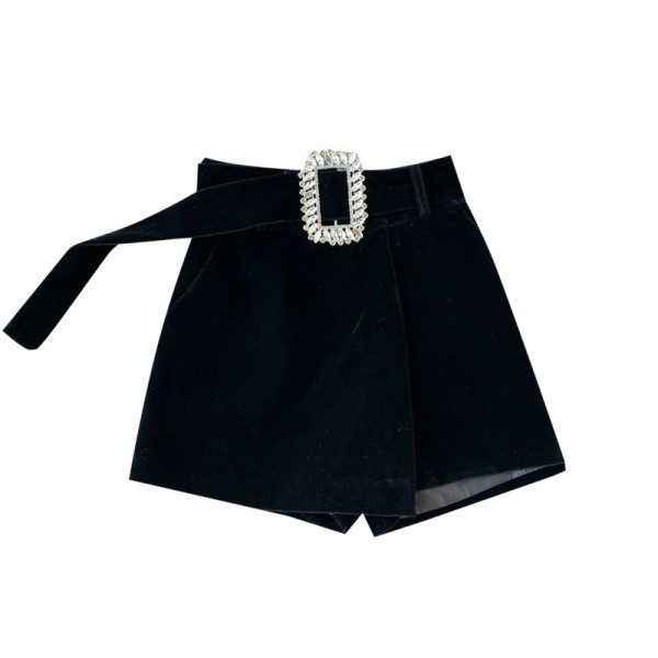 Modern bársony rövidnadrág övvel és magas derékkal, fekete színben