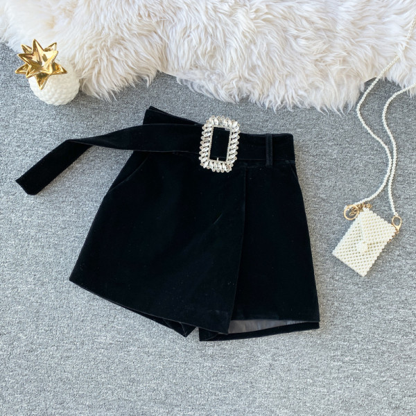 Modern bársony rövidnadrág övvel és magas derékkal, fekete színben