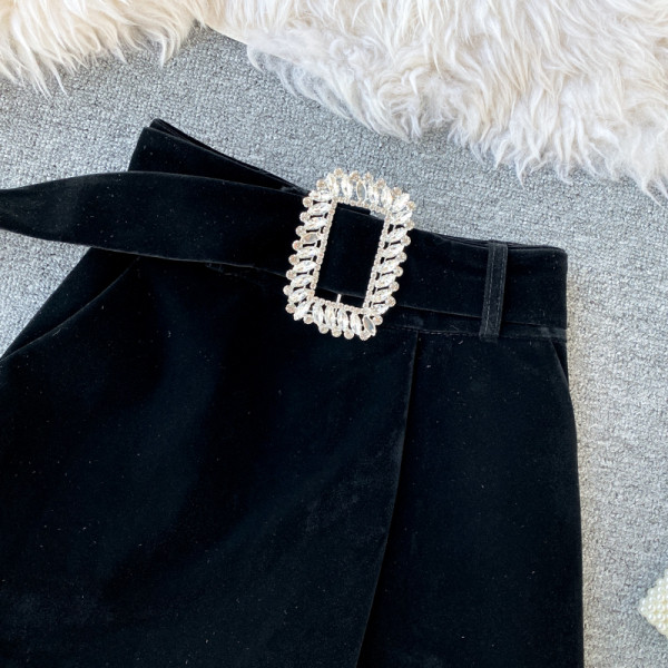 Modern bársony rövidnadrág övvel és magas derékkal, fekete színben