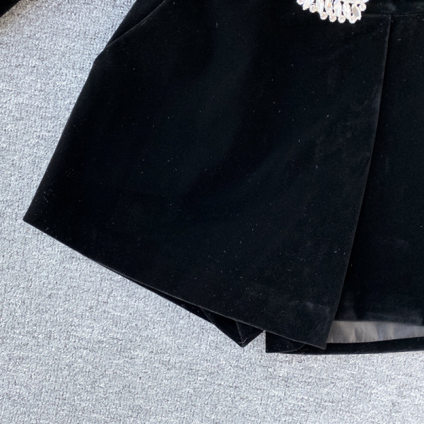 Modern bársony rövidnadrág övvel és magas derékkal, fekete színben