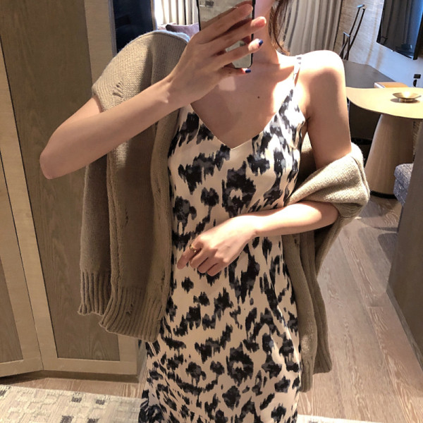 Női ruha aszimmetrikus modell vékony pántokkal, állatmintás