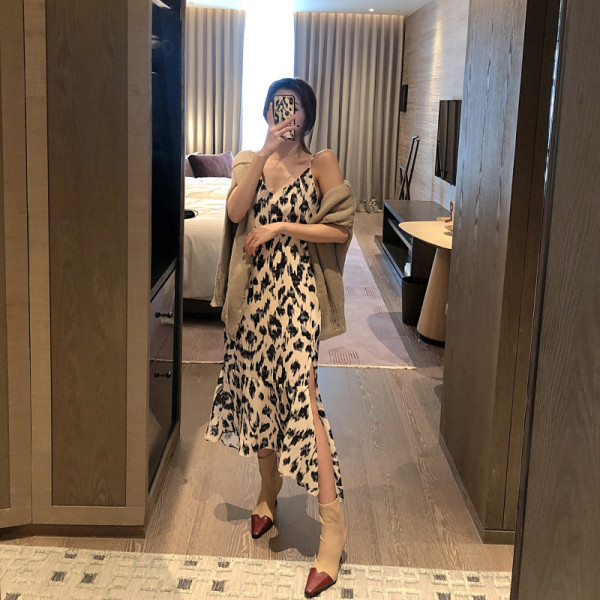 Női ruha aszimmetrikus modell vékony pántokkal, állatmintás