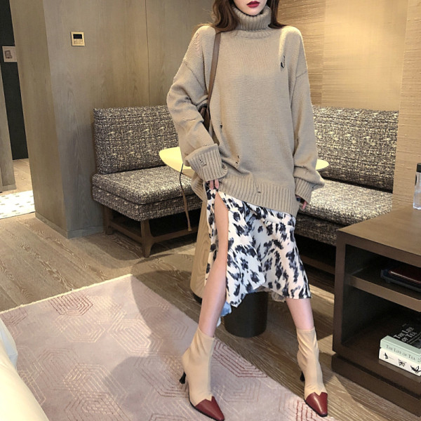 Női ruha aszimmetrikus modell vékony pántokkal, állatmintás