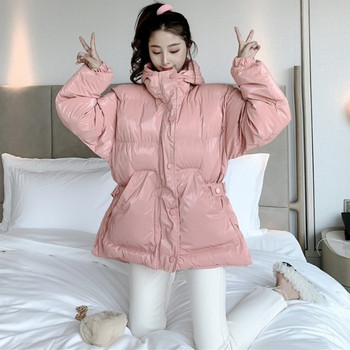 Női téli kabát kapucnival és zsebekkel rózsaszín, fehér és fekete színben