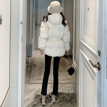 Női téli kabát kapucnival és zsebekkel rózsaszín, fehér és fekete színben