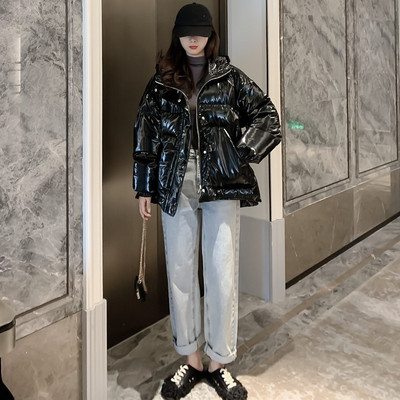 Női téli kabát kapucnival és zsebekkel rózsaszín, fehér és fekete színben