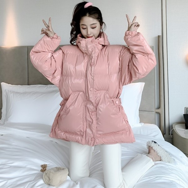 Női téli kabát kapucnival és zsebekkel rózsaszín, fehér és fekete színben