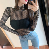 Testhezálló átlátszó csipkeblúz pólógallérral