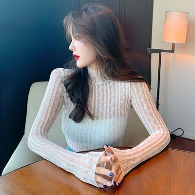 Testhezálló átlátszó csipkeblúz pólógallérral