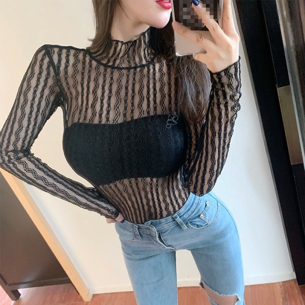 Testhezálló átlátszó csipkeblúz pólógallérral