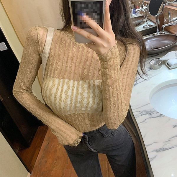 Testhezálló átlátszó csipkeblúz pólógallérral