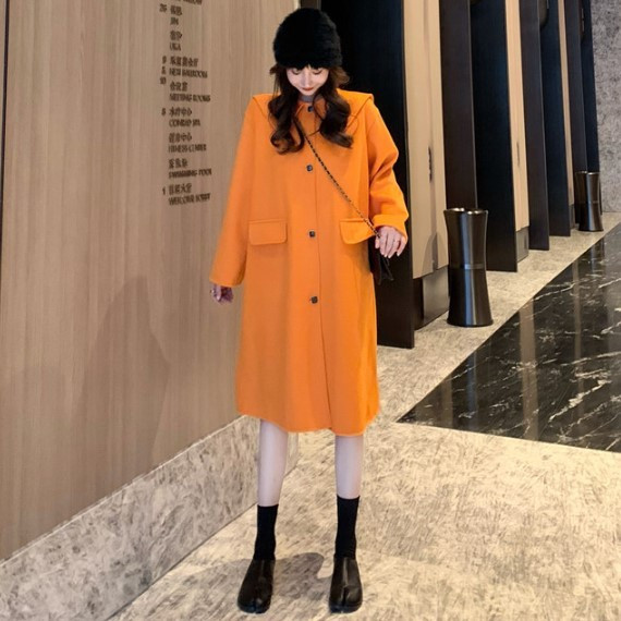 Hosszú és széles női kabát narancssárga gombokkal