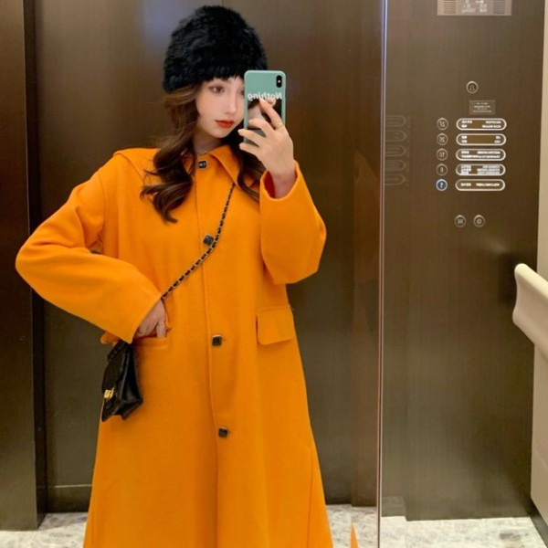 Hosszú és széles női kabát narancssárga gombokkal
