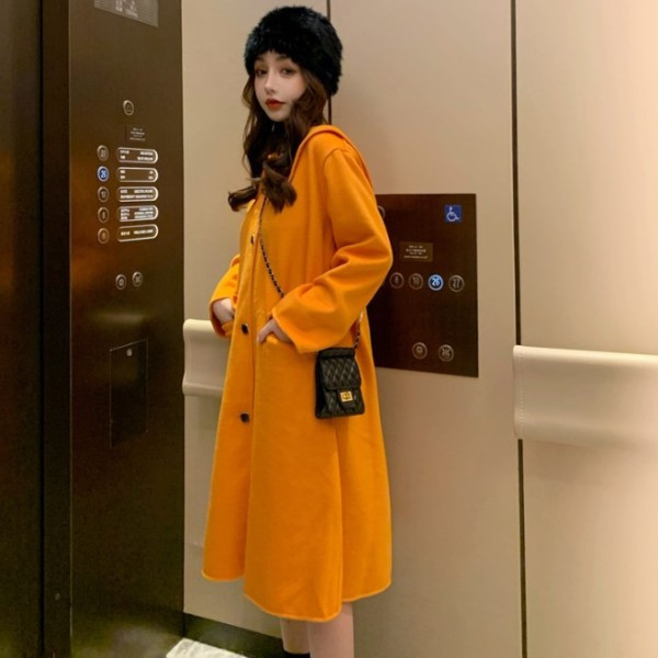 Hosszú és széles női kabát narancssárga gombokkal