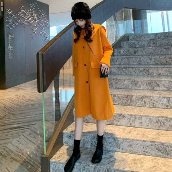 Hosszú és széles női kabát narancssárga gombokkal