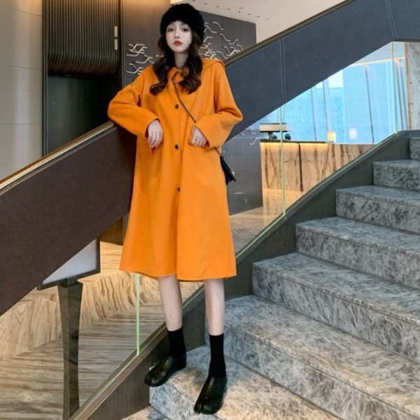 Hosszú és széles női kabát narancssárga gombokkal