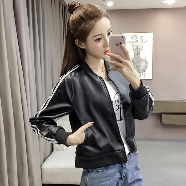 Női sport-alkalmi bőrkabát, az ujjakon fehér szegéllyel