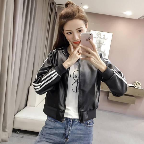 Női sport-alkalmi bőrkabát, az ujjakon fehér szegéllyel