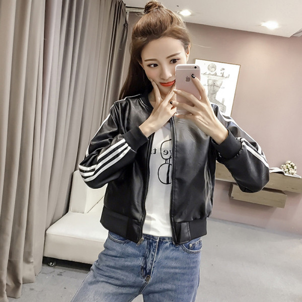 Női sport-alkalmi bőrkabát, az ujjakon fehér szegéllyel