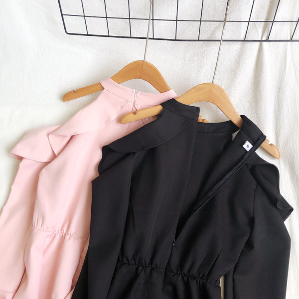 Női ruha négy színben, lótusz ujjú, csupasz vállakkal