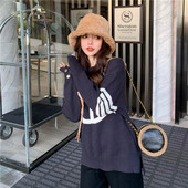 Kék női pulóver ovális nyakkivágással, mintás mintával