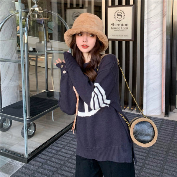 Kék női pulóver ovális nyakkivágással, mintás mintával