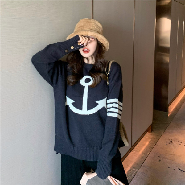 Kék női pulóver ovális nyakkivágással, mintás mintával