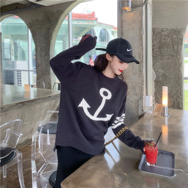 Kék női pulóver ovális nyakkivágással, mintás mintával