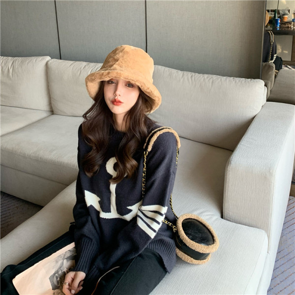 Kék női pulóver ovális nyakkivágással, mintás mintával