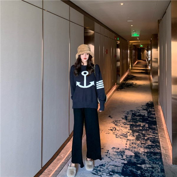 Kék női pulóver ovális nyakkivágással, mintás mintával