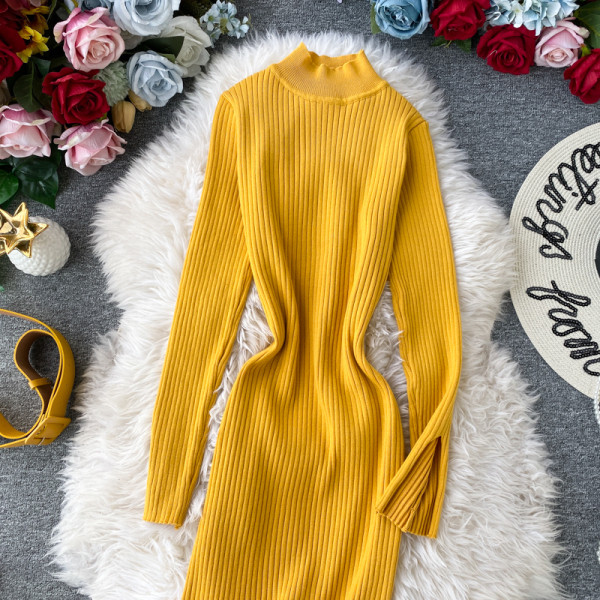 Női lezser hosszú kötött ruha hasítékkal és hosszú ujjú fekete és sárga színben