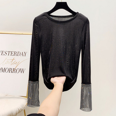 Modern női blúz kerek nyakkivágással, szürke, fekete és piros kövekkel