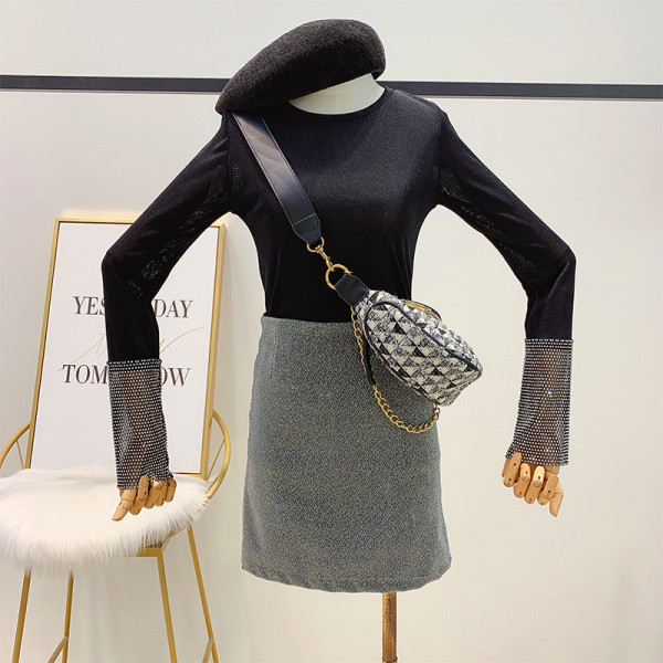 Modern női blúz kerek nyakkivágással, szürke, fekete és piros kövekkel