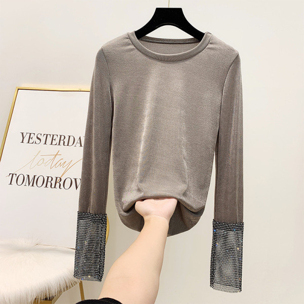 Modern női blúz kerek nyakkivágással, szürke, fekete és piros kövekkel