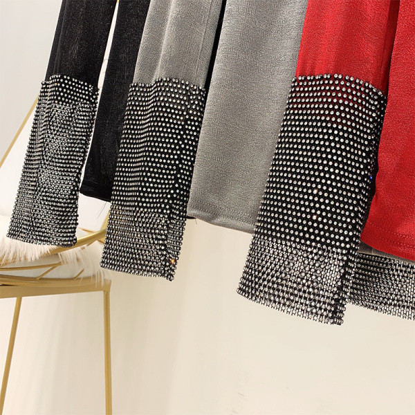 Modern női blúz kerek nyakkivágással, szürke, fekete és piros kövekkel