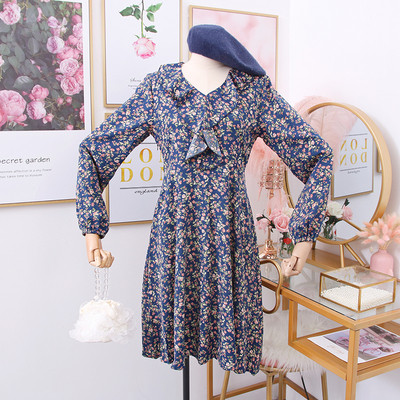 Modern női ruha spitz nyakkivágással és virágmotívumokkal - kivágott modell